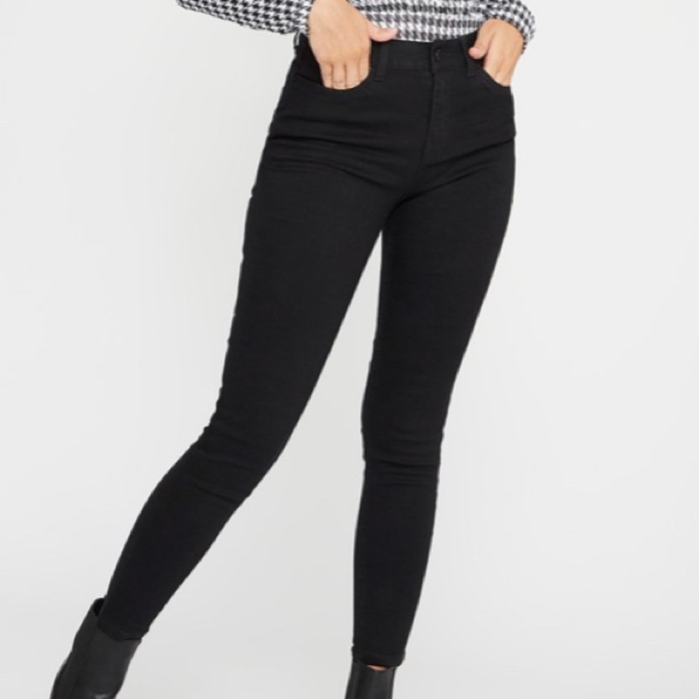 Black Mid-Rise Push Up Jean